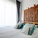 Romantic Stay, Daire
